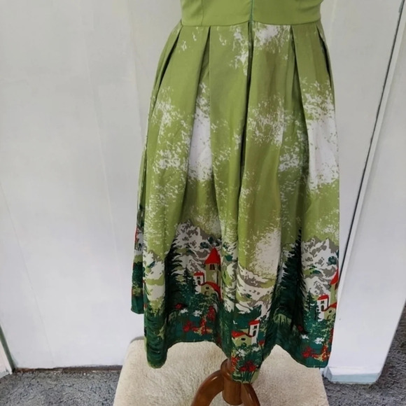 Green Detailed Bodice Fit and Flare‎ Retro Inspired Sun Dress - Picture 13 of 16